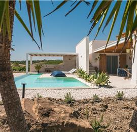 2 bedroom villa with infinity pool, near Alcamo, sleeps 4-5